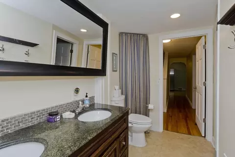 Bath - 29 Pilgrim Rd, Springfield, MA 01118 photo 2 of 5