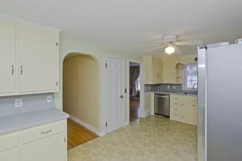 Entry Way - 29 Pilgrim Rd, Springfield, MA 01118 photo 1 of 1