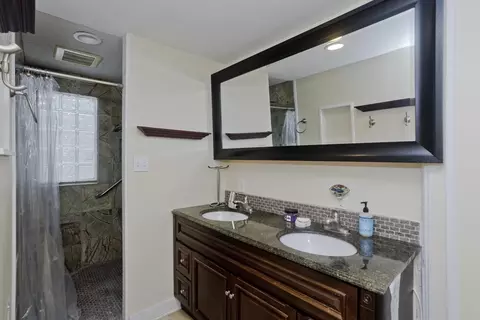 Bath - 29 Pilgrim Rd, Springfield, MA 01118 photo 1 of 5