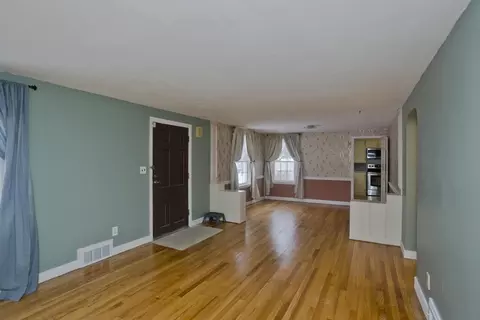 Living - 29 Pilgrim Rd, Springfield, MA 01118 photo 1 of 5