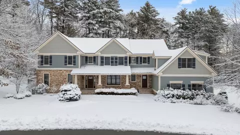 18 Evergreen Ln, Topsfield, MA 01983