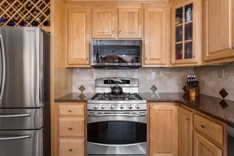 Kitchen - 4 Maple Brook Ln, Franklin, MA 02038 photo 4 of 5
