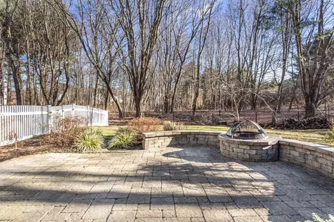 Exterior - 4 Maple Brook Ln, Franklin, MA 02038 photo 5 of 7