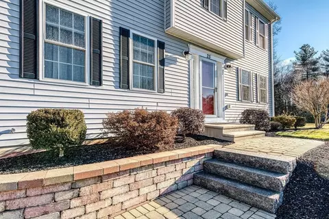 25 Haywood Cir, Mendon, MA 01756 photo 3
