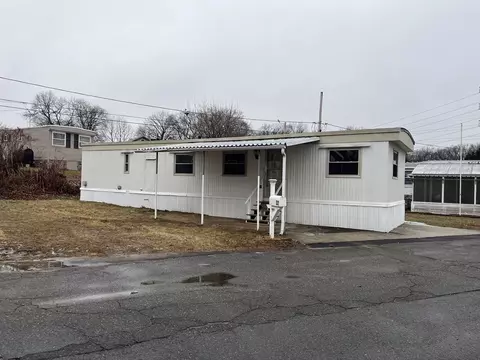 32 Mockingbird Dr, Chicopee, MA 01013