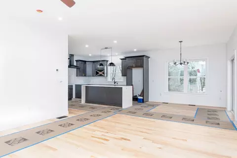 Living - 3 Crest Ave, Worcester, MA 01607 photo 2 of 4
