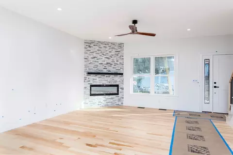 Living - 3 Crest Ave, Worcester, MA 01607 photo 3 of 4