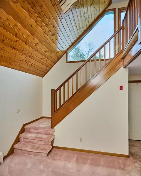 Entry Way - 47 Ashley Cir, Easthampton, MA 01027 photo 3 of 4