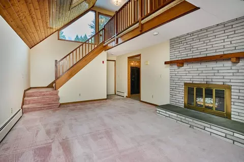 Living - 47 Ashley Cir, Easthampton, MA 01027 photo 2 of 3