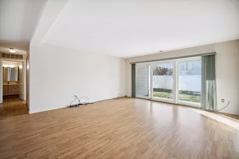 Living - 30 Nassau #30, Springfield, MA 01129 photo 1 of 8