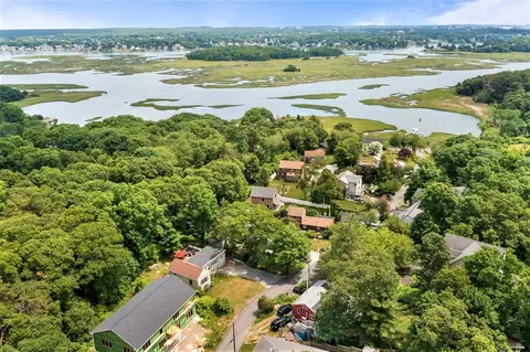 17 Brooks Rd, Gloucester, MA 01930