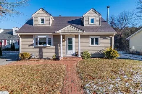 31 Parkwood Dr, Wareham, MA 02571