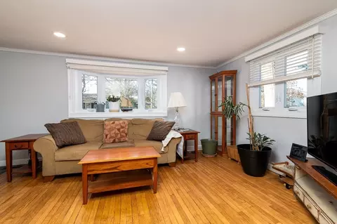 31 Parkwood Dr, Wareham, MA 02571 photo 2