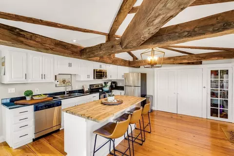 242 Merrimac St #3, Newburyport, MA 01950