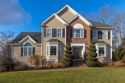 22 Slocum Meadow Ln, Shrewsbury, MA 01545
