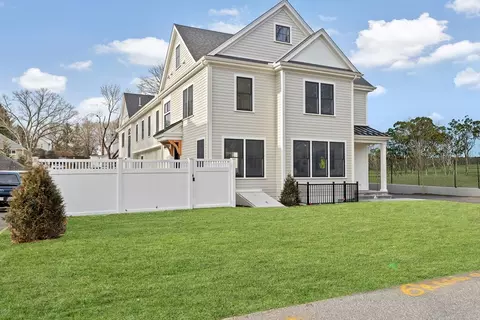 32 Kingsbury St #B, Wellesley, MA 02481