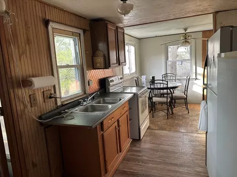 6 Henry Rd, Wales, MA 01081