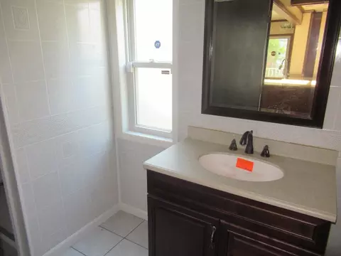 Bath - 69 Chapin Ter, Springfield, MA 01107 photo 1 of 5