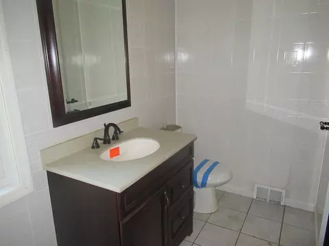 Bath - 69 Chapin Ter, Springfield, MA 01107 photo 3 of 5