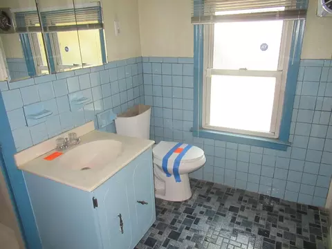 Bath - 69 Chapin Ter, Springfield, MA 01107 photo 4 of 5