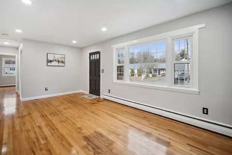 Living - 178 Flint St, Springfield, MA 01129 photo 2 of 5