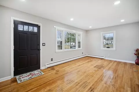 Living - 178 Flint St, Springfield, MA 01129 photo 5 of 5
