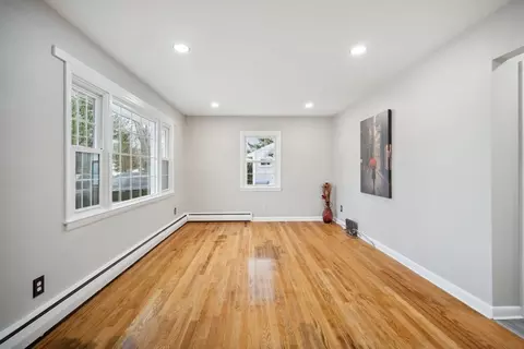 Living - 178 Flint St, Springfield, MA 01129 photo 1 of 5