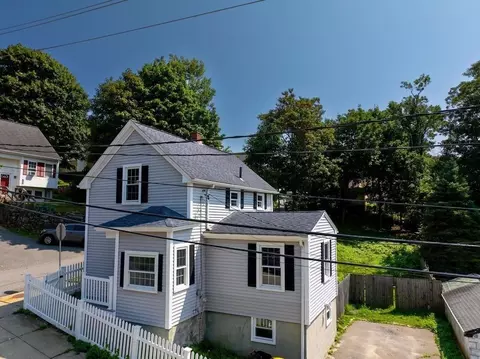 181 Weetamoe St, Fall River, MA 02720