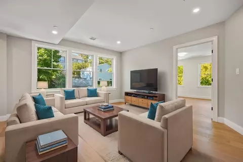 5205 Washington #302, West Roxbury, MA 02132