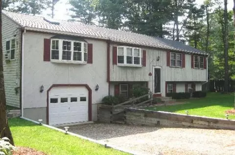 3 Dunham St, Carver, MA 02330