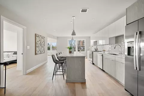 5205 Washington #305R, West Roxbury, MA 02132