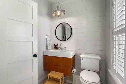 Bath - 5 Elm Pl, Marblehead, MA 01945 photo 3 of 4