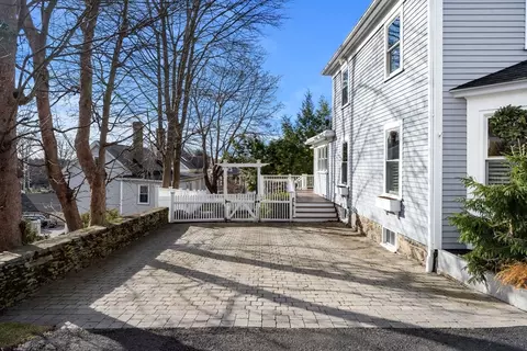 Exterior - 5 Elm Pl, Marblehead, MA 01945 photo 2 of 4