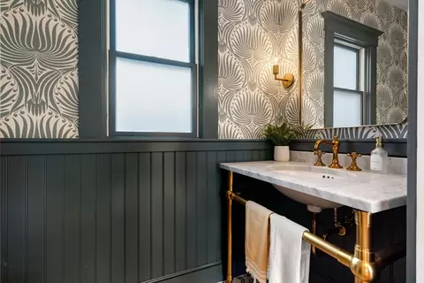 Bath - 5 Elm Pl, Marblehead, MA 01945 photo 1 of 4