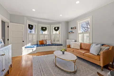 Living - 5 Elm Pl, Marblehead, MA 01945 photo 4 of 5