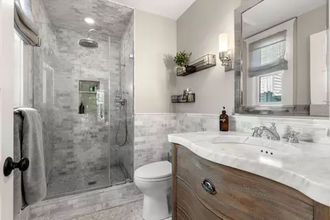 Bath - 5 Elm Pl, Marblehead, MA 01945 photo 2 of 4