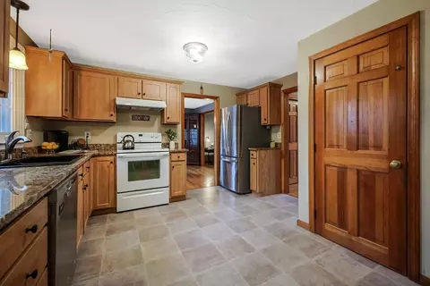 27 Powers Ln, Attleboro, MA 02703 photo 4