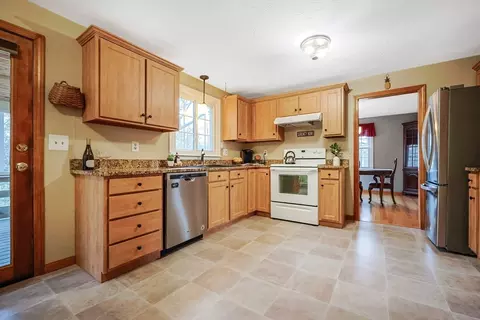 27 Powers Ln, Attleboro, MA 02703 photo 3