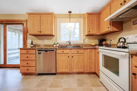 27 Powers Ln, Attleboro, MA 02703 photo 2