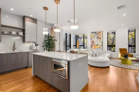 160 W 7th St #2, Boston, MA 02127