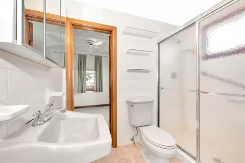 Bath - 1 1a Mayflower Ln, Gloucester, MA 01930 photo 1 of 2