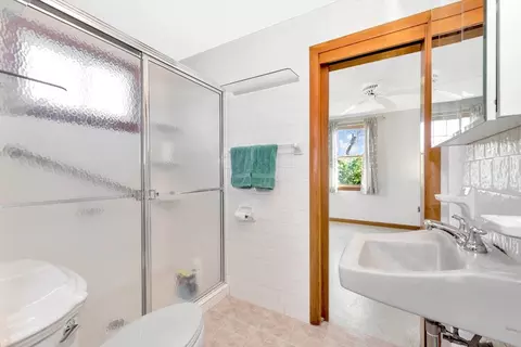 Bath - 1 1a Mayflower Ln, Gloucester, MA 01930 photo 2 of 2