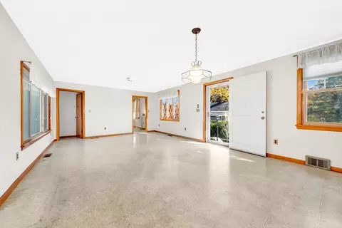 Living - 1 1a Mayflower Ln, Gloucester, MA 01930 photo 4 of 5