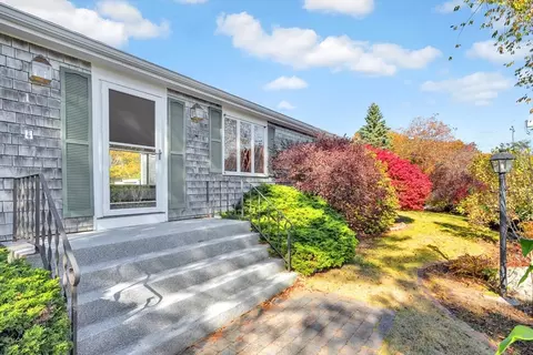 1 1a Mayflower Ln, Gloucester, MA 01930