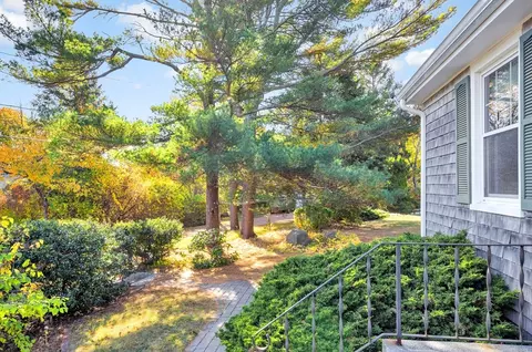 Exterior - 1 1a Mayflower Ln, Gloucester, MA 01930 photo 2 of 7