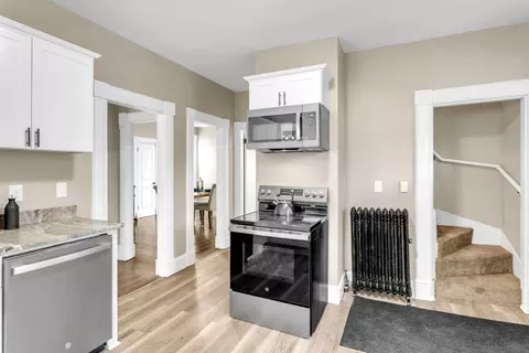 Entry Way - 77 Clarendon St, Springfield, MA 01109 photo 3 of 8