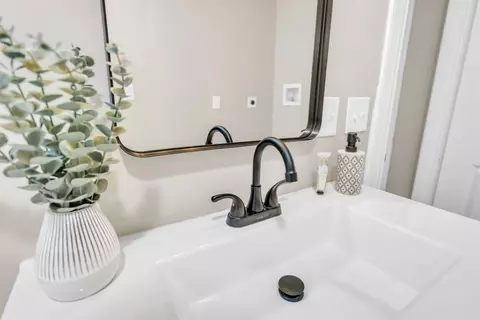 Bath - 77 Clarendon St, Springfield, MA 01109 photo 2 of 5
