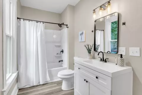Bath - 77 Clarendon St, Springfield, MA 01109 photo 1 of 5