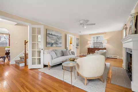 Living - 923 Main St, Hingham, MA 02043 photo 3 of 4