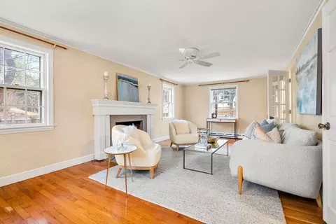 Living - 923 Main St, Hingham, MA 02043 photo 4 of 4